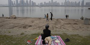 Πολίτες με μάσκες στις όχθες του ποταμού Γιανγκτσέ στην Ουχάν