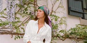 γυναίκα με λευκό φόρεμα