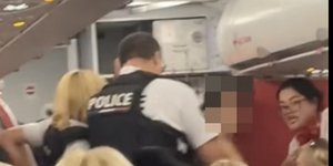 Στιγμιότυπο από την άφιξη των Γάλλων αστυνομικών στο αεροπλάνο