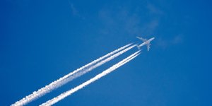 αεροπλάνο πετά σε καθαρό ουρανό αφήνοντας ίχνη