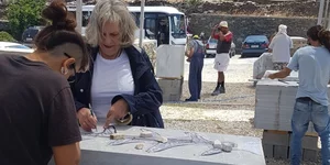 Αφροδίτη Λίτη στο πρώτο σχέδιο πάνω στο μάρμαρο της Τήνου 