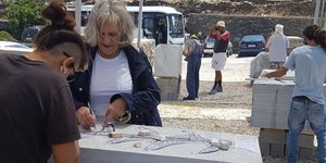 Αφροδίτη Λίτη στο πρώτο σχέδιο πάνω στο μάρμαρο της Τήνου