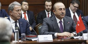  Ο υπουργός Άμυνας, Χουλουσί Ακάρ( αριστερά) και ο υπουργός Εξωτερικών της Τουρκίας, Μεβλούτ Τσαβούσογλου