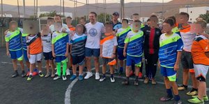 Ο Αλέξης Τσίπρας έπαιξε ποδόσφαιρο με την παιδική ομάδα στην Αστυπάλαια 