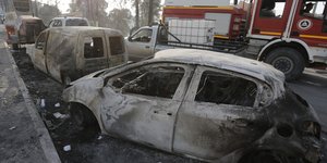 Καμένα αυτοκίνητα από τις φωτιές στην Αλγερία