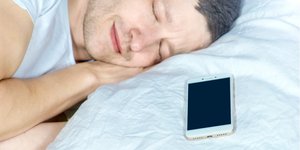 άνδρας κοιμάται δίπλα σε κινητό