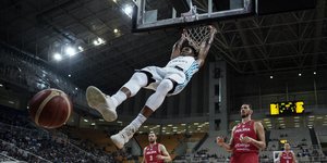Ο Γιάννης Αντετοκούνμπο καρφώνει στο καλάθι της Πολωνίας
