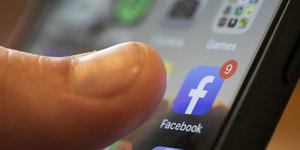 Με το δάχτυλο στο Facebook