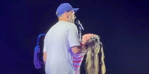 O Κωνσταντίνος Αργυρός αγκαλιά με την 9χρονη