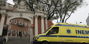 ασθενοφορο περναει πυλη