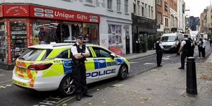 Αστυνομικοί στο σημείο της δολοφονίας στην Oxford Street