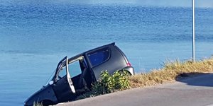 Αυτοκίνητο έπεσε στη θάλασσα
