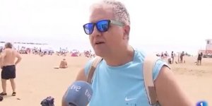 Τουρίστας μιλά σε κάμερα σε παραλία της Βαρκελώνης ενώ από πίσω κλέβουν τσάντα 