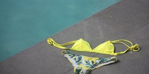 Οι γυναίκες θα πρέπει να κολυμπούν γυμνόστηθες στις πισίνες