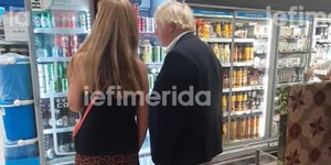 Μπόρις Τζόνσον και Κάρι Σίμοντς σε σούπερ μάρκετ στη Νέα Μάκρη