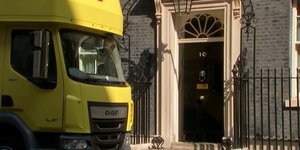 Φορτηγά εταιρείας μεταφορών έξω από την οικία του Μπόρις Τζόνσον