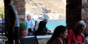 Ο Μπόρις Τζόνσον σε ταβέρνα στην Κάρυστο