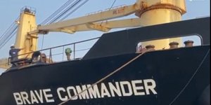 Το φορτηγό πλοίο Brave Commander δένει στο λιμάνι του Τζιμπουτί
