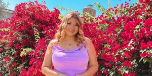 η Christine Buzan ποζάρει με μακρύ μωβ φόρεμα