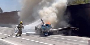 Πυροσβέστης καταβρέχει το φλεγόμενο αεροπλάνο στην Καλιφόρνια