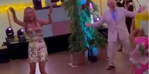 Η Κάρι Σίμοντς στη γαμήλια δεξίωση έναν χρόνο μετά το γάμο της με τον Μπόρις Τζόνσον 