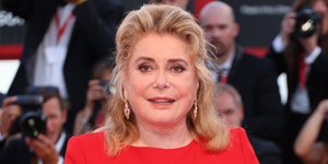 Η αειθαλής Κατρίν Ντενέβ τιμάται στο φετινό φεστιβάλ Βενετίας