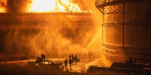 Προσπάθεια κατάσβεσης της πυρκαγιάς στο εργοστάσιο έξω από την Αβάνα