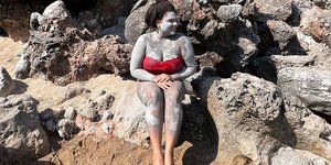 Η Δανάη Μπάρκα πασαλειμμένη με άργιλο