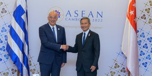 Ο ΥΠΕΞ Νίκος Δένδιας με τον ομόλογό του από τη Σιγκαπούρη στην σύνοδο του οργανισμού ASEAN στην Καμπότζη