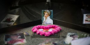 Τα μαργαριτάρια της Νταϊάνα που μάζεψαν μετά το τροχαίο 