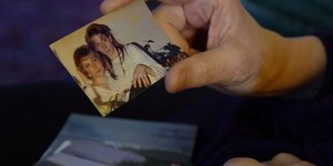 ένα χέρι κρατά μια φωτογραφία με δίδυμες