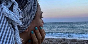 Η Δήμητρα Παπαδοπούλου με το μαγιό της στη θάλασσα