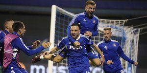 O Josip Drmic πανηγυρίζει τη πρόκριση της Ντινάμο Ζάγκρεμπ στους ομίλους του Τσάμπιονς Λιγκ