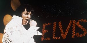 Ο Elvis Presley σε φωτογραφία αρχείου του 1972 κατά τη διάρκεια μιας συναυλίας