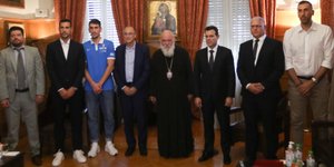 Ο Αρχιεπίσκοπος Ιερώνυμος με εκπροσώπους της εθνικής ομάδας μπάσκετ