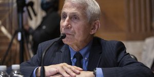Αντονι Φάουτσι δεμενα χερια