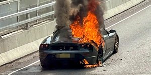 Πανάκριβη Ferrari έγινε στάχτη σε αυτοκινητόδρομο