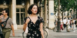 γυναίκα με μαύρο φόρεμα