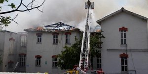 H φωτιά ξεκίνησε από την οροφή του ελληνικού νοσοκομείου στο Μπαλουκλί της Κωνσταντινούπολης
