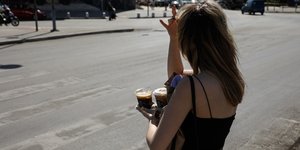 γυναικα πλατη καφεδες