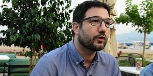 Νάσος Ηλιόπουλος πισω δεντρα