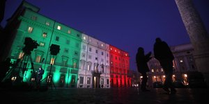 Η έδρα της κυβέρνησης στη Ρώμη φωταγωγημένη στα χρώματα της ιταλικής σημαίας