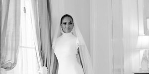 H Τζένιφερ Λόπεζ με ένα από τα τρία νυφικά που φόρεσε στο γάμο της /Φωτογραφία: Instagram/robzangardi