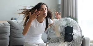 Γυναίκα μπροστά σε ανεμιστήρα