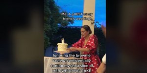 Καλεσμένη σε γάμο έκοψε και έφαγε από τη γαμήλια τούρτα νομίζοντας ότι «ξέχασαν» να τη σερβίρουν