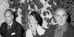 Ο Κωνσταντίνος Καραμανλής με τον Πρόεδρο της Γαλλίας Βαλερί Ζισκάρ ντ΄Εσταίν και τη σύζυγό του Ανν Αιμόν ντε Μπραντές, στην ταβέρνα του Ξυνού στην Πλάκα