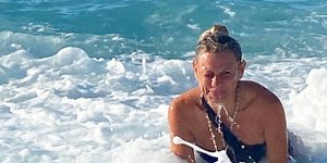 H Kατερίνα Καραβάτου παίζει με τα κυματα