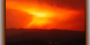 Κεραυνοί πέφτουν πάνω από ενεργό μέτωπο φωτιάς σε δασική περιοχή