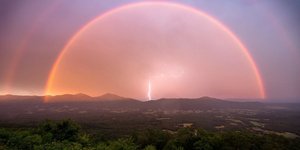 Φωτογράφισε κεραυνό κάτω από διπλό ουράνιο τόξο