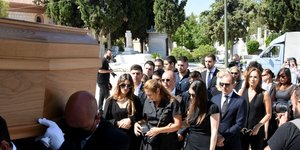 Αυτή την ώρα η κηδεία του Σταύρου Ψυχάρη